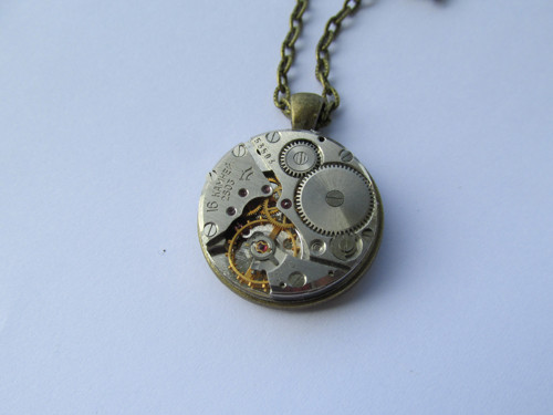 STEAMPUNKOVÝ PŘÍVĚSEK 27mm se stroječkem