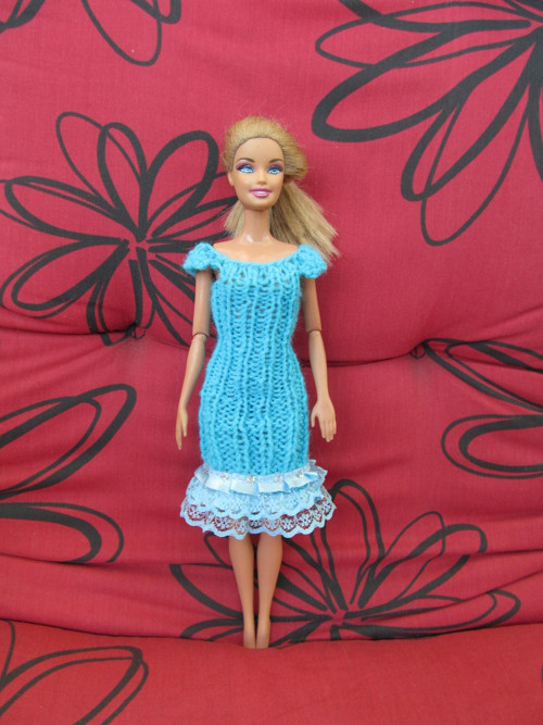 Modré šaty s volánkem pro Barbie — foto 1