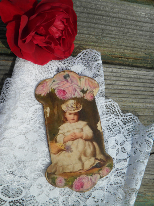 Vintage dřevěná špulka plochá Děvčátko s košíkem