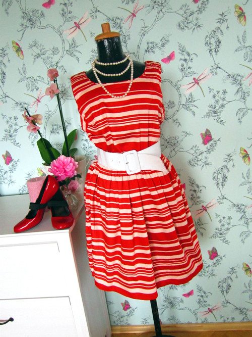 Šaty red&white stripes , větší — foto 1