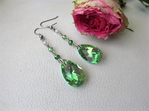 Swarovski zelená slza - náušnice na chir. háčku — foto 1