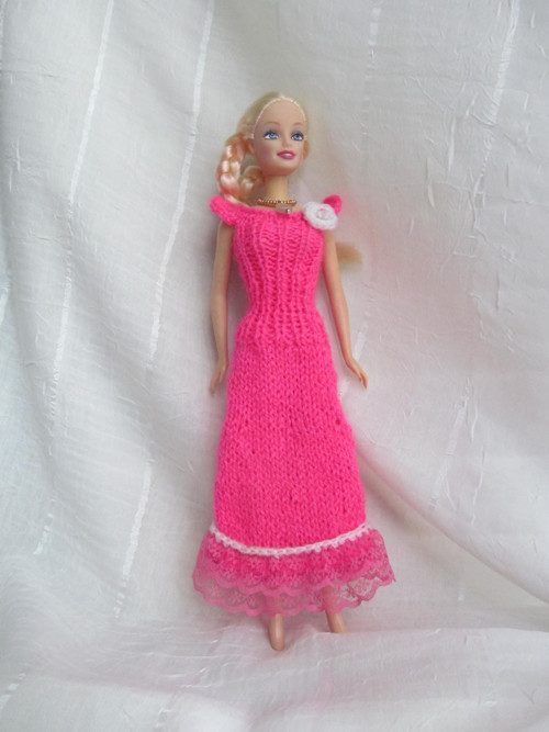Růžové šaty na Barbie — foto 1