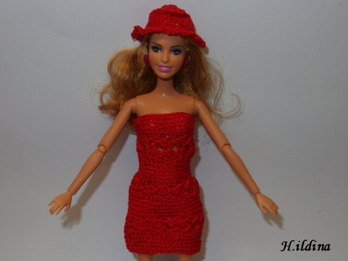 Červené šaty a klobouček na Barbie