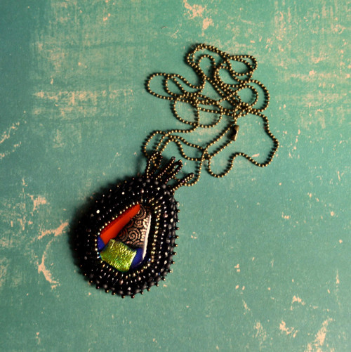 Colorful Teardrop - vyšívaný náhrdelník — foto 1