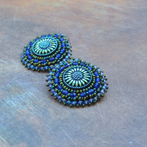Blue daisies - vyšívané náušnice — foto 1