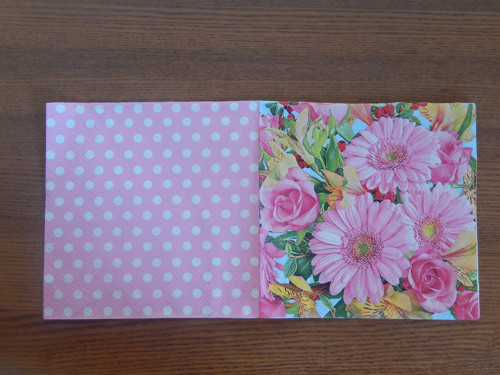 Ubrousek na decoupage - gerbery a růže v puntíkách