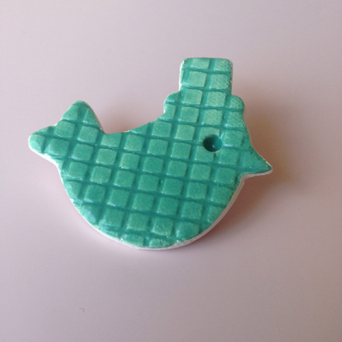 PTÁČEK S TEXTUROU A KLOBOUKEM porcelánová brož
