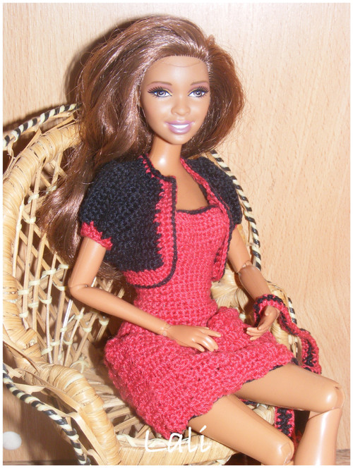 Háčkované červené šatičky pro panenku Barbie — foto 1