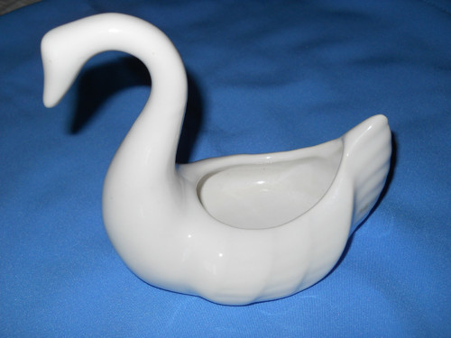 Bílá porcelánová labuť — foto 1