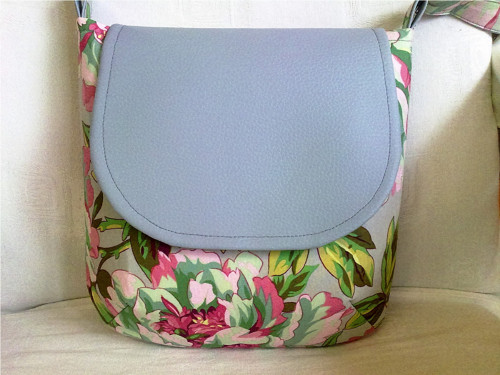 Kabelka Crossbody pivoňky — foto 1