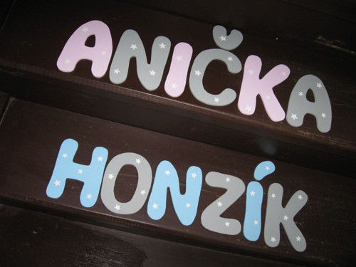 Dřevěná dekorace - písmenka 14cm - hvězdičky