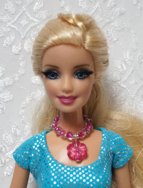 Náhrdelník pro Barbie s kytičkou — foto 1