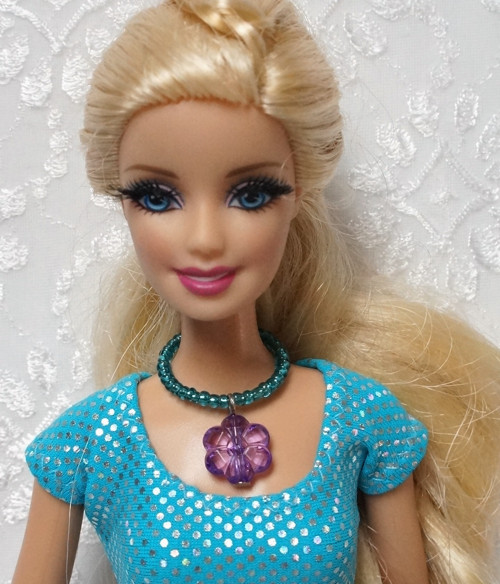 Náhrdelník pro Barbie s kytičkou — foto 1