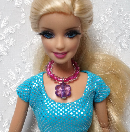 Náhrdelník pro Barbie s kytičkou — foto 1