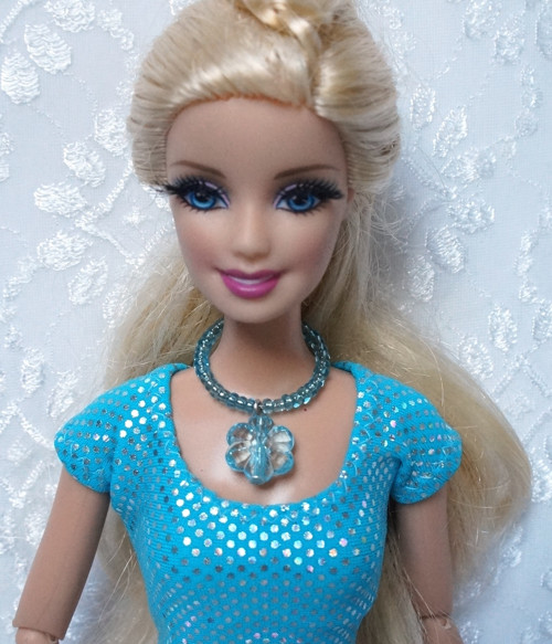 Náhrdelník pro Barbie s kytičkou — foto 1