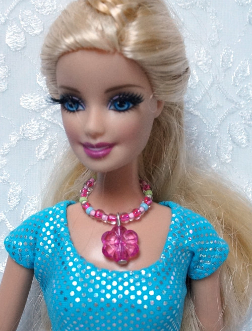Náhrdelník pro Barbie s kytičkou — foto 1