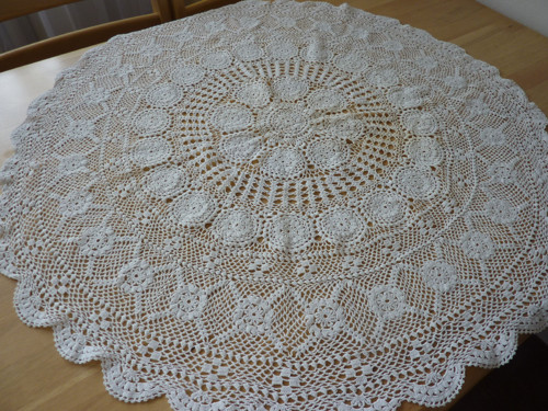 Háčkovaný kulatý ubrus — foto 1