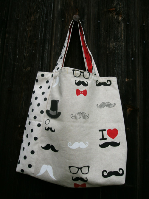 Knírkačka - in ta dots black — foto 1