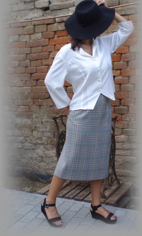 Asistentka - uzká sukně — foto 1