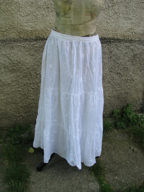 Bílá krásná sukně — foto 1