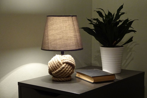 Lampa, stolní, klubko — foto 1
