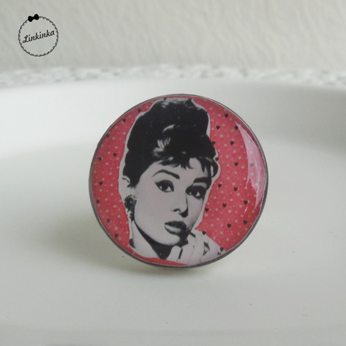 Audrey v červeném kabátku - prsten — foto 1