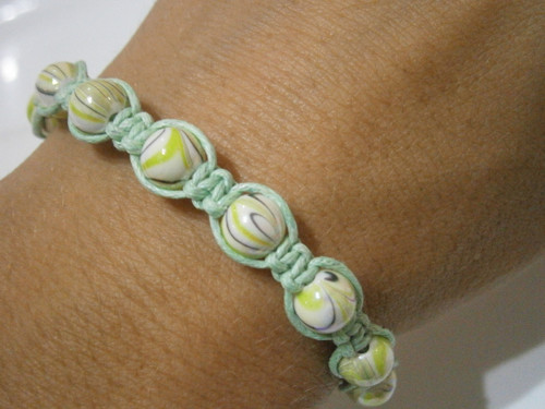 Zelenkavý náramek (macramé/shamballa) — foto 1