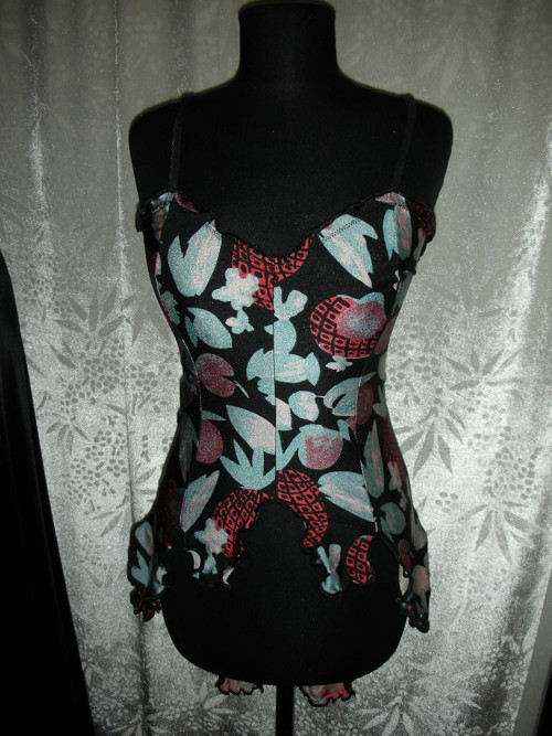 Extravagantní top
