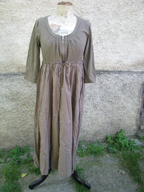 Khaki šaty — foto 1