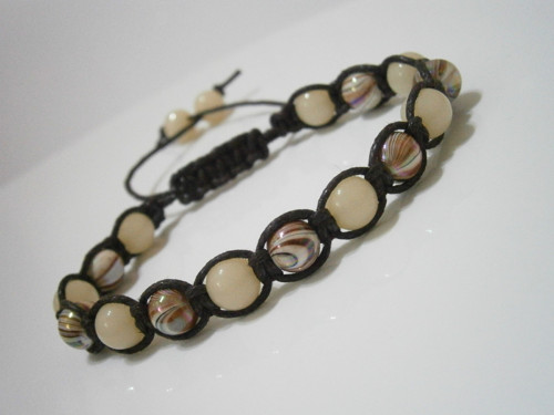Hnědo-béžový náramek (macramé/shamballa) — foto 1