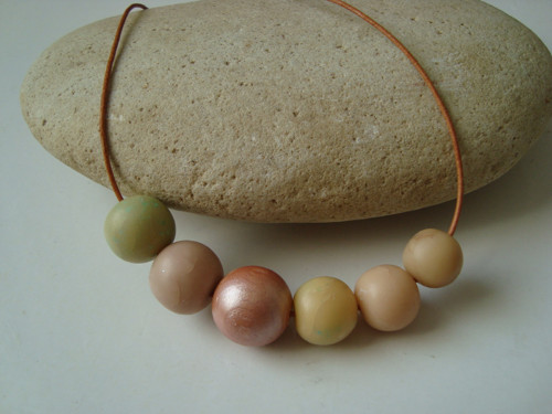 Pastelový dlouhý náhrdelník — foto 1