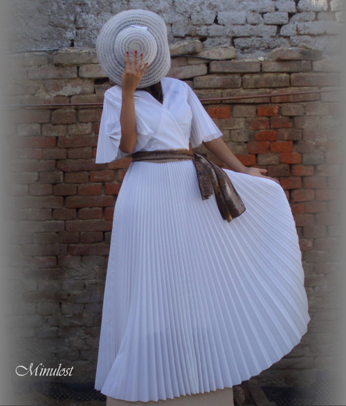 Dlouhé bílé šaty — foto 1