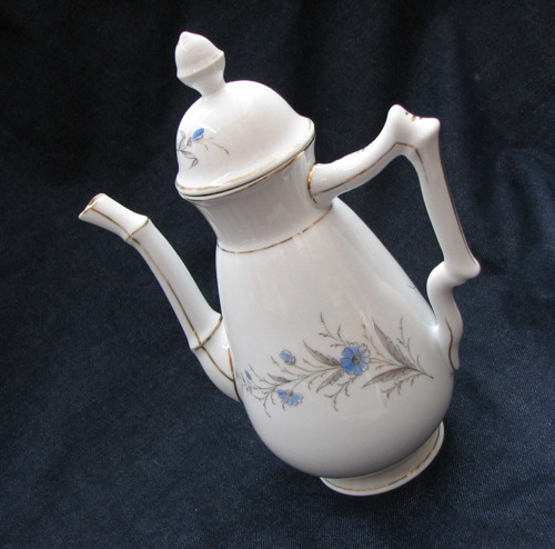 S kytkou suchých květů...porcelánová konvice