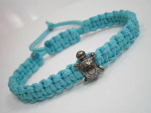 Tyrkysový náramek se želvičkou (macramé) - Unisex — foto 1