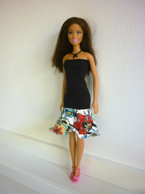 Šaty na panenku Barbie — foto 1