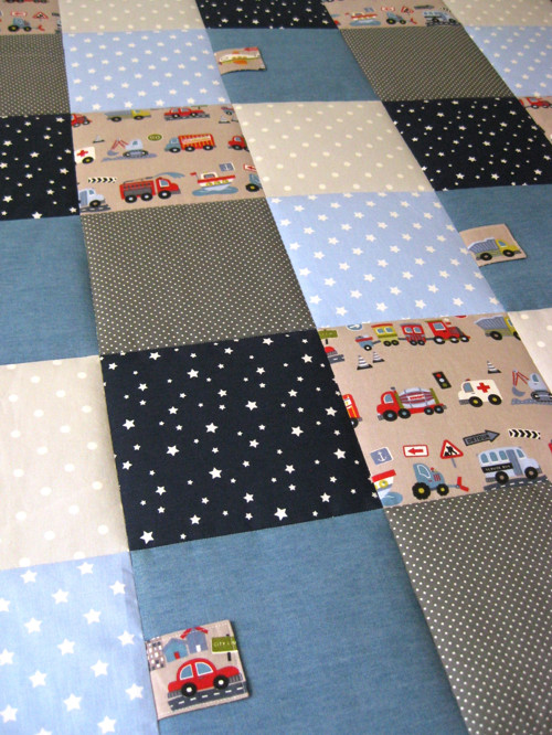 PATCHWORK hrací deka 140x140 s kapsou a praporky — foto 1