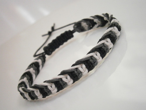 Na přání - tříbarevný náramek (macramé) — foto 1