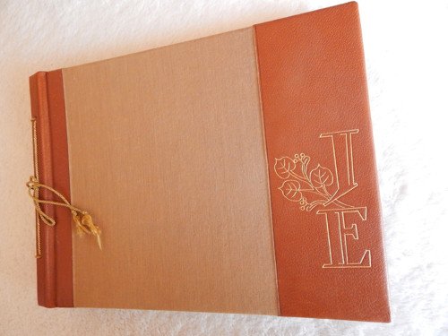 Fotoalbum s monogramem J.E.
