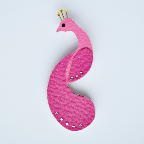 Brož páv růžovo-magentová se Swarovski kameny