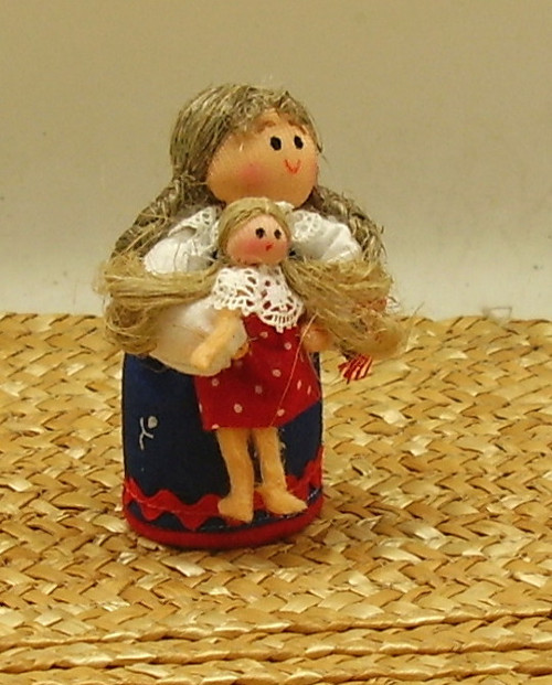 Holčička s panenkou — foto 1