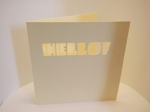 Papírové přání s výřezem "Hello!"