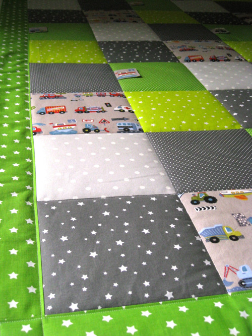 PATCHWORK deka/přehoz 120x200 s kapsou a praporky — foto 1