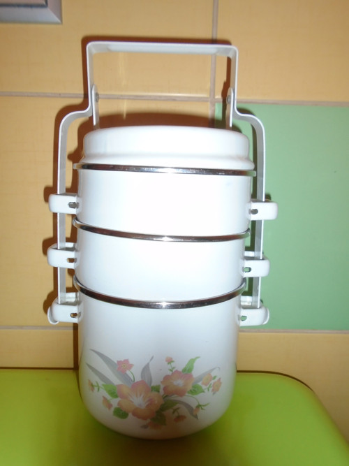 Smaltováné retro kastrůlky.