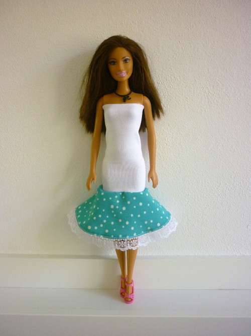 Šaty na panenku Barbie — foto 1