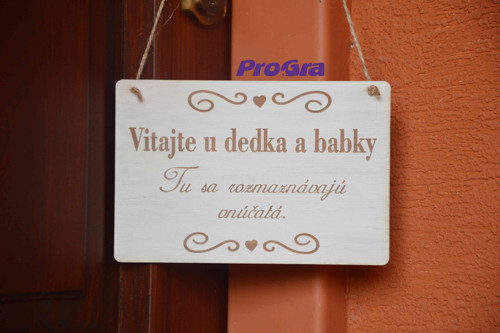 U dědečka a babičky - dřevěná tabulka