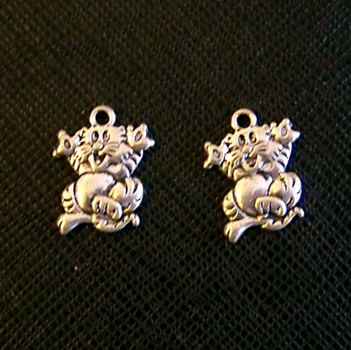 Kočka veselá/ ant.stříbro/ 13x18 mm