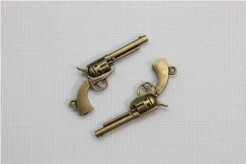 Přívěsek revolver 12x22mm (po 1 ks)