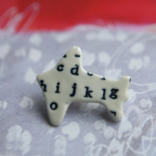 Podívej, letí... (porcelánová brož) — foto 1
