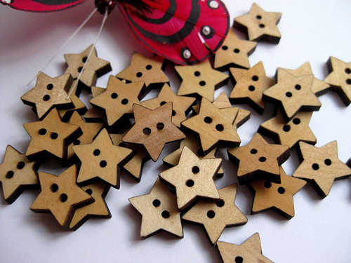 DŘEVĚNÝ KNOFLÍK - HVĚZDIČKA - 1,5cm