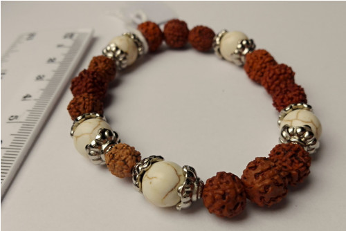 Náramek rudraksha-howlit — foto 1